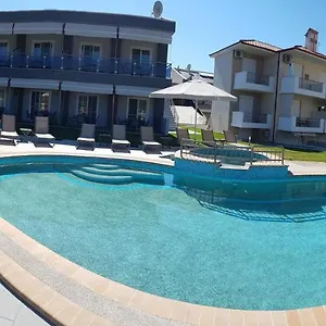 https://finikas-garden-beach-resort-nikiti.hotelschalkidiki.net